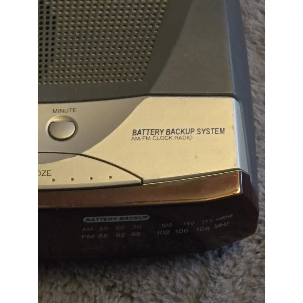 Vintage White-Westinghouse AM/FM Digital Alarm Clock Radio WCR-11090 TESTED